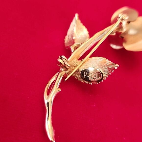 Vintage Signed Pastelli Gold Plated Rose Flower Floral Brooch Pin - Picture 3 of 3